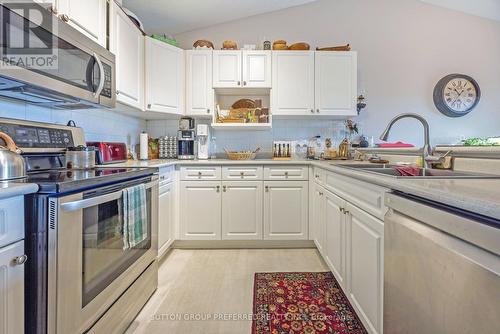 21 - 638 Wharncliffe Road S, London, ON - Indoor Photo Showing Kitchen With Double Sink With Upgraded Kitchen