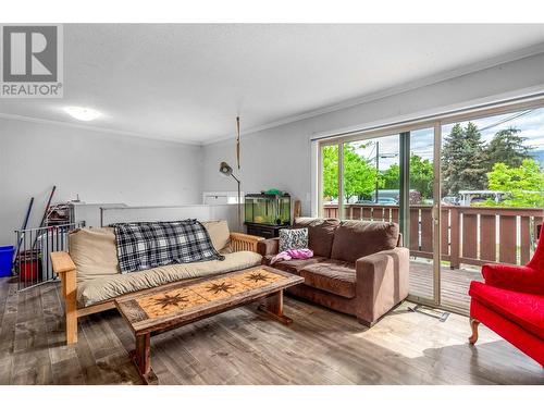 522 Hein Road, Kelowna, BC - Indoor Photo Showing Living Room