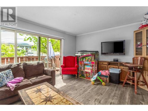 522 Hein Road, Kelowna, BC - Indoor Photo Showing Living Room