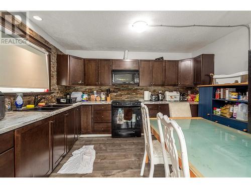 522 Hein Road, Kelowna, BC - Indoor Photo Showing Kitchen With Double Sink