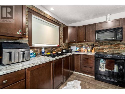 522 Hein Road, Kelowna, BC - Indoor Photo Showing Kitchen With Double Sink