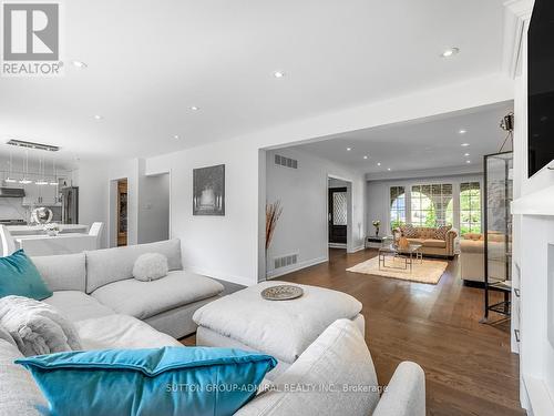 19 Nevada Avenue, Toronto (Newtonbrook East), ON - Indoor Photo Showing Living Room