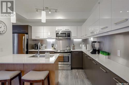 402 409 B Avenue S, Saskatoon, SK - Indoor Photo Showing Kitchen With Stainless Steel Kitchen With Upgraded Kitchen