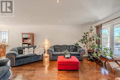 15 Seline Crescent, Barrie (Painswick South), ON - Indoor Photo Showing Living Room