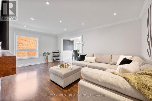 112 Rutherford Road, Bradford West Gwillimbury, ON - Indoor Photo Showing Living Room