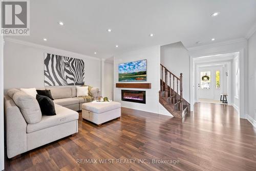 112 Rutherford Road, Bradford West Gwillimbury, ON - Indoor Photo Showing Living Room