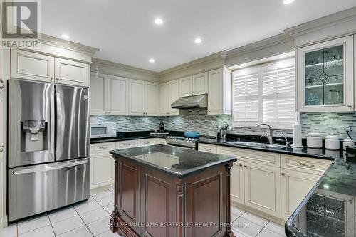 5216 Champlain Trail, Mississauga, ON - Indoor Photo Showing Kitchen With Upgraded Kitchen