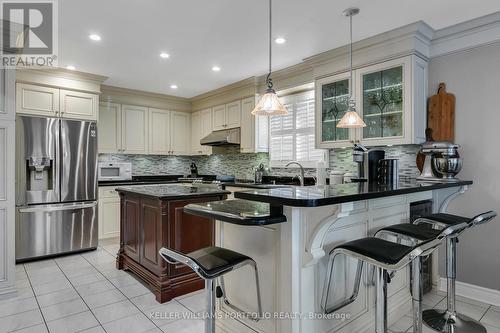 5216 Champlain Trail, Mississauga, ON - Indoor Photo Showing Kitchen With Upgraded Kitchen