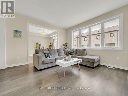 411 Barker Parkway W, Thorold, ON - Indoor Photo Showing Living Room