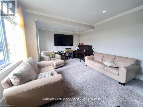 2084 North Routledge Park, London, ON - Indoor Photo Showing Living Room