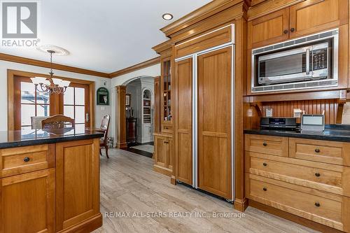 5427 Ravenshoe Road, East Gwillimbury, ON - Indoor Photo Showing Kitchen