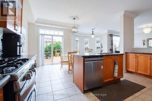 9 Brass Drive, Richmond Hill, ON - Indoor Photo Showing Kitchen