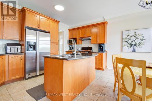 9 Brass Drive, Richmond Hill, ON - Indoor Photo Showing Kitchen