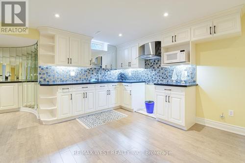 9 Brass Drive, Richmond Hill, ON - Indoor Photo Showing Kitchen