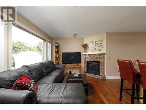 372 Mctavish Road, Kelowna, BC - Indoor Photo Showing Living Room With Fireplace