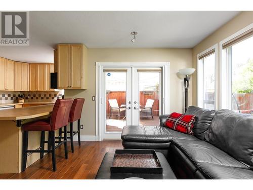 372 Mctavish Road, Kelowna, BC - Indoor Photo Showing Living Room