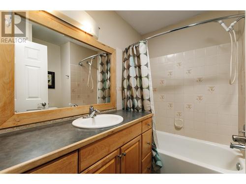 372 Mctavish Road, Kelowna, BC - Indoor Photo Showing Bathroom