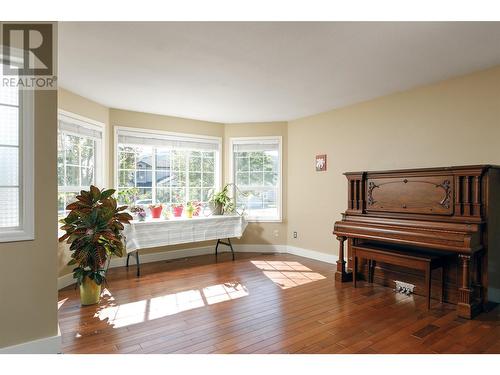 372 Mctavish Road, Kelowna, BC - Indoor Photo Showing Living Room