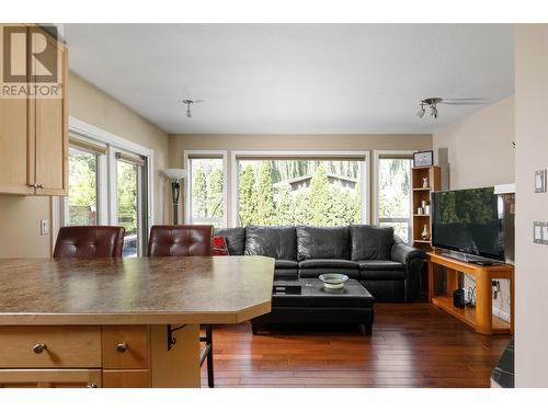 372 Mctavish Road, Kelowna, BC - Indoor Photo Showing Living Room