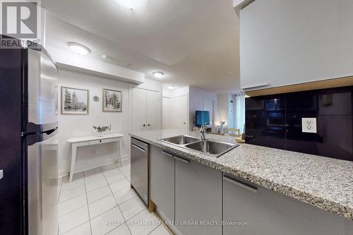 611 - 18 Harrison Garden Boulevard W, Toronto (Willowdale East), ON - Indoor Photo Showing Kitchen With Double Sink