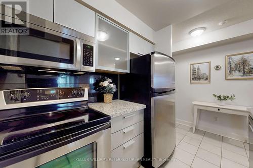 611 - 18 Harrison Garden Boulevard W, Toronto (Willowdale East), ON - Indoor Photo Showing Kitchen