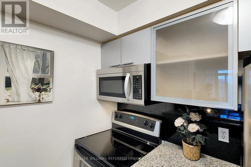 611 - 18 Harrison Garden Boulevard W, Toronto (Willowdale East), ON - Indoor Photo Showing Kitchen