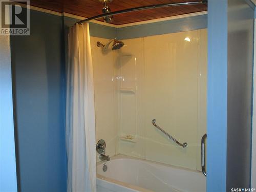 106 2Nd Street W, Lafleche, SK - Indoor Photo Showing Bathroom