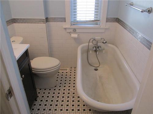 86 Earl Street, Hamilton, ON - Indoor Photo Showing Bathroom