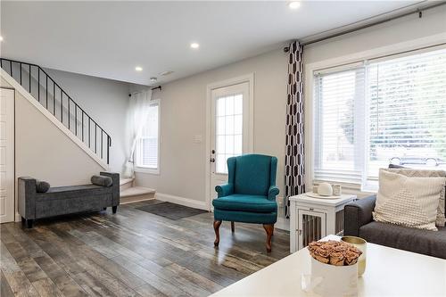 16 Munn Street, Hamilton, ON - Indoor Photo Showing Living Room