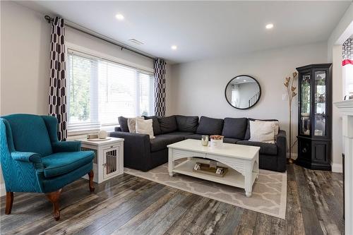 16 Munn Street, Hamilton, ON - Indoor Photo Showing Living Room