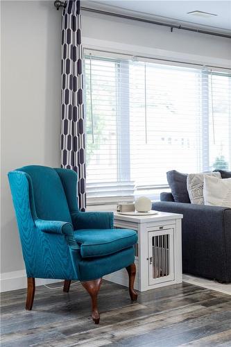 16 Munn Street, Hamilton, ON - Indoor Photo Showing Living Room