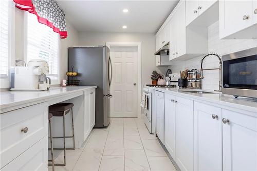 16 Munn Street, Hamilton, ON - Indoor Photo Showing Kitchen