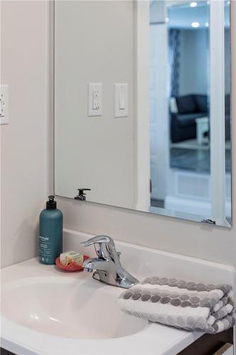 16 Munn Street, Hamilton, ON - Indoor Photo Showing Bathroom