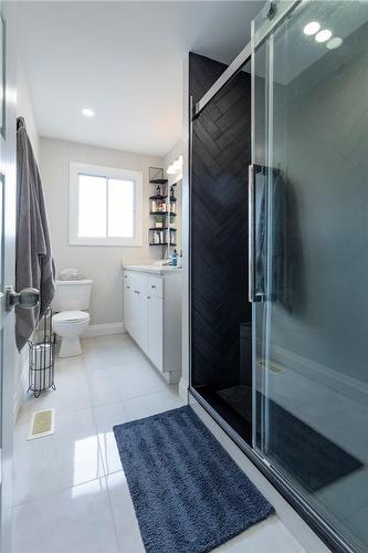 16 Munn Street, Hamilton, ON - Indoor Photo Showing Bathroom