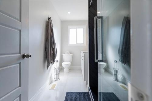 16 Munn Street, Hamilton, ON - Indoor Photo Showing Bathroom