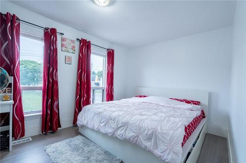 567 Mary Street, Hamilton, ON - Indoor Photo Showing Bedroom