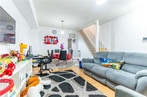 567 Mary Street, Hamilton, ON - Indoor Photo Showing Living Room