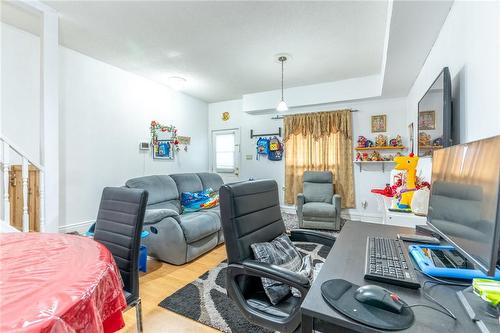 567 Mary Street, Hamilton, ON - Indoor Photo Showing Living Room