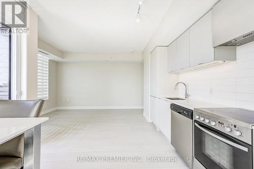 744 - 26 Gibbs Road, Toronto (Islington-City Centre West), ON - Indoor Photo Showing Kitchen