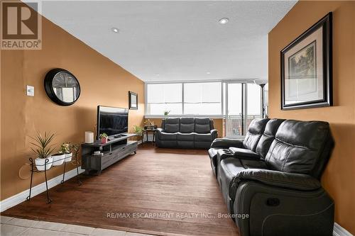 1005 - 2301 Derry Road W, Mississauga (Meadowvale), ON - Indoor Photo Showing Living Room