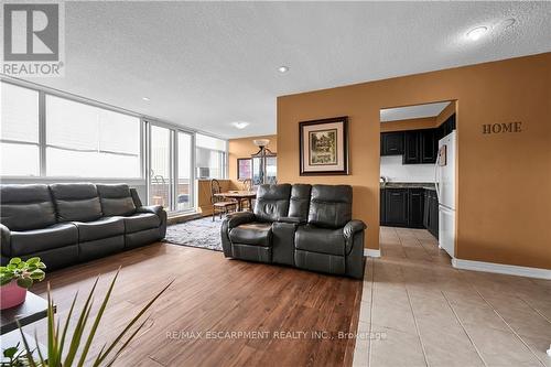 1005 - 2301 Derry Road W, Mississauga (Meadowvale), ON - Indoor Photo Showing Living Room