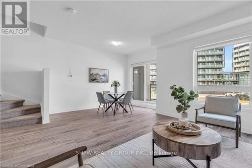 3195 Bastedo, Burlington, ON - Indoor Photo Showing Living Room