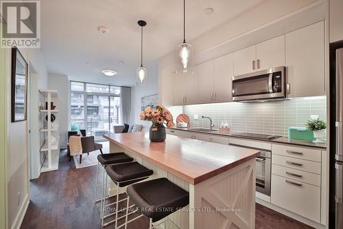 145 - 1575 Lakeshore Road W, Mississauga, ON - Indoor Photo Showing Kitchen With Upgraded Kitchen