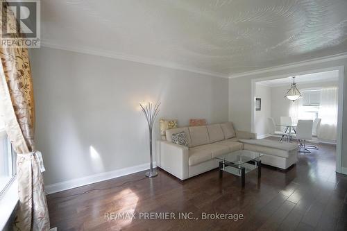 99 Habitant Drive, Toronto (Humbermede), ON - Indoor Photo Showing Living Room