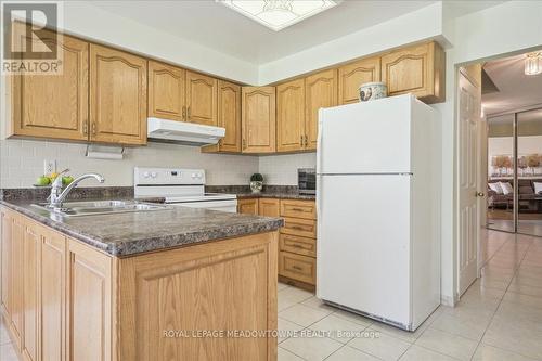 4135 Independence Avenue, Mississauga (Rathwood), ON - Indoor Photo Showing Kitchen With Double Sink