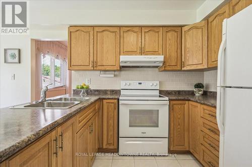 4135 Independence Avenue, Mississauga, ON - Indoor Photo Showing Kitchen With Double Sink