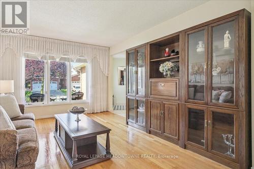 4135 Independence Avenue, Mississauga (Rathwood), ON - Indoor Photo Showing Living Room