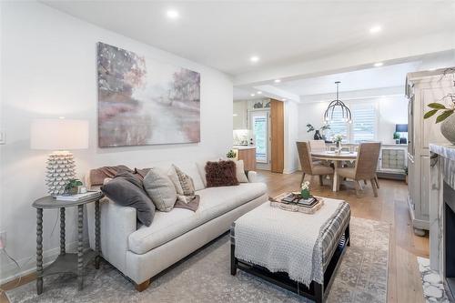 190 Townsend Avenue, Burlington, ON - Indoor Photo Showing Living Room