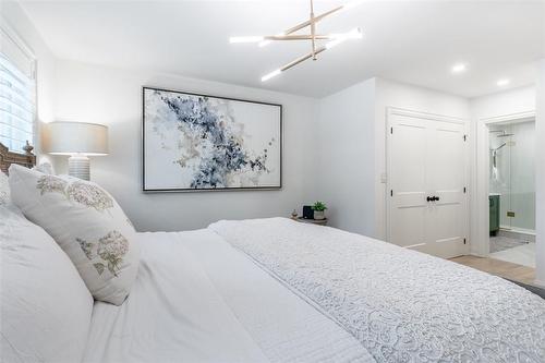 190 Townsend Avenue, Burlington, ON - Indoor Photo Showing Bedroom