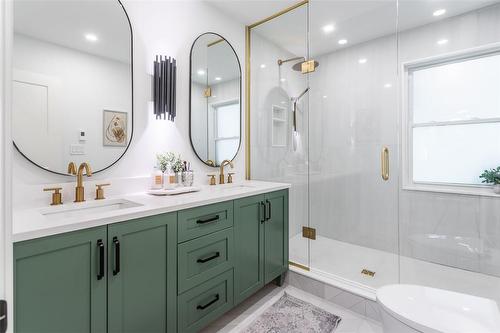 190 Townsend Avenue, Burlington, ON - Indoor Photo Showing Bathroom